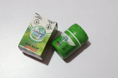 Orijinal kutuyla ağrı kesici merhem.