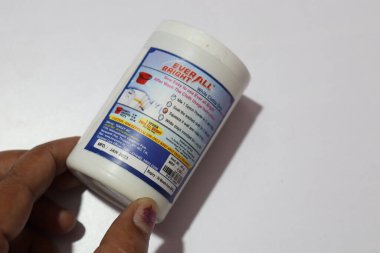 Bir şişe Everall Parlak kumaş beyazlatıcısı kadın elinde