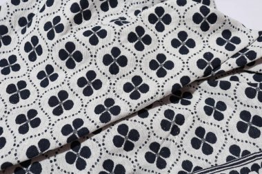 Geleneksel El Yapımı Sari Beyaz Arkaplanda İzole Edildi