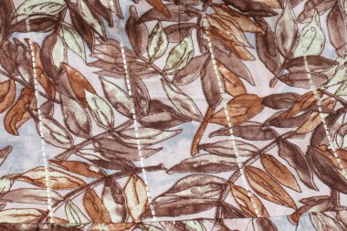 Beyaz Arkaplanda Renkli Elbise İzole Edildi