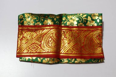 Geleneksel Kadın El Yapımı Sari Beyaz Arkaplanda İzole Edildi