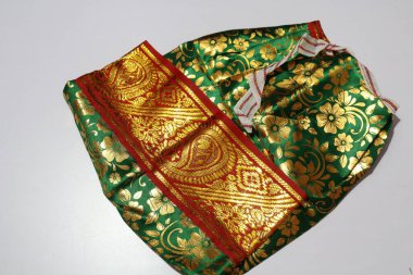 Geleneksel Kadın El Yapımı Sari Beyaz Arkaplanda İzole Edildi