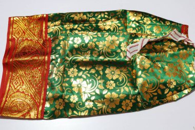 Geleneksel Kadın El Yapımı Sari Beyaz Arkaplanda İzole Edildi