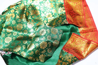 Geleneksel Kadın El Yapımı Sari Beyaz Arkaplanda İzole Edildi