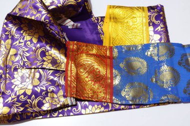 Geleneksel Kadın El Yapımı Sari Beyaz Arkaplanda İzole Edildi