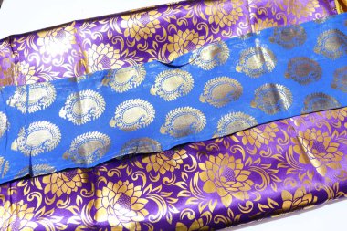 Geleneksel Kadın El Yapımı Sari Beyaz Arkaplanda İzole Edildi