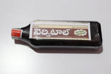 Kahverengi şişedeki MANPHAR Ayurvedic Nervitol 'ün yakın görüntüsü