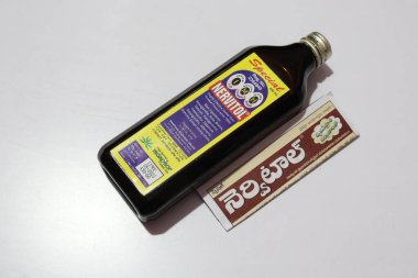 Kahverengi şişedeki MANPHAR Ayurvedic Nervitol 'ün yakın görüntüsü