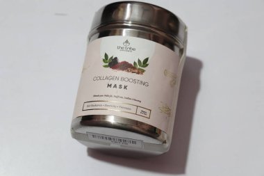 Asıl kabın içindeki kolajen maskesinin yakın görüntüsü 