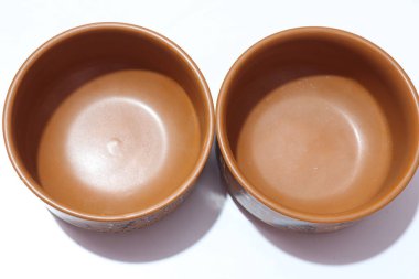 Geleneksel dekorasyonlu seramik kaselerin üst görünümü