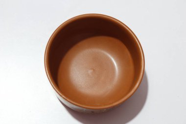 Beyaz üzerine kil kase görüntüsü 