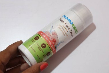 Kadın elinde yüz toneri 