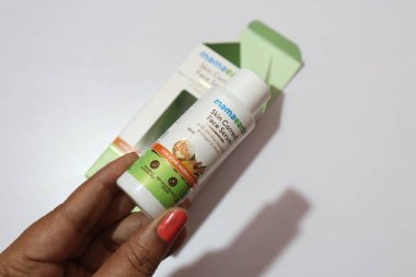 El beyaza yüz serumunu gösteriyor