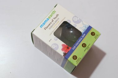 Kutuda yüz serumu var.