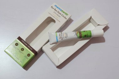 Mama Earth Bye Dark Circles Göz Kremi Beyaz Arkaplanda, Hyderabad Hindistan 'da