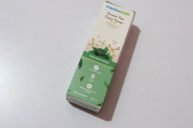 Mama Earth Green Tea Face Toner ve yeşil çay beyaz arka planda, Hyderabad Hindistan 'da izole edildi.