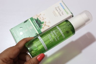Mama Earth Green Tea Face Toner ve yeşil çay beyaz arka planda, Hyderabad Hindistan 'da izole edildi.