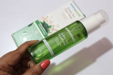 Mama Earth Green Tea Face Toner ve yeşil çay beyaz arka planda, Hyderabad Hindistan 'da izole edildi.