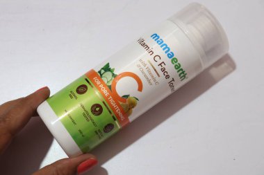 Ana Toprak Vitamini C Vitamini Toner ve Hazel beyaz arka planda, Haydarabad Hindistan 'da izole edildi.