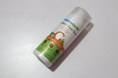 Ana Toprak Vitamini C Vitamini Toner ve Hazel beyaz arka planda, Haydarabad Hindistan 'da izole edildi.