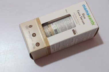 Mama Earth Rice Face Serum ile birlikte beyaz arka planda izole edilmiş pirinç suyu, Hyderabad Hindistan