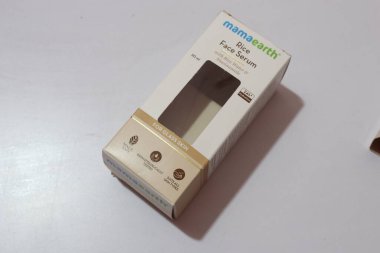 Mama Earth Rice Face Serum ile birlikte beyaz arka planda izole edilmiş pirinç suyu, Hyderabad Hindistan