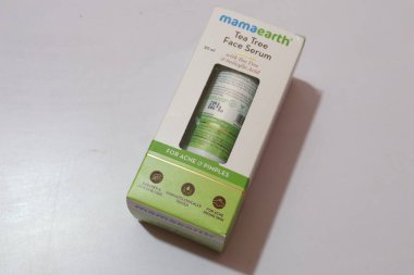 Mama Earth Tea Face Serum for Sivilceler için Beyaz Arkaplanda, Hyderabad Hindistan