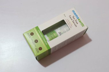 Mama Earth Tea Face Serum for Sivilceler için Beyaz Arkaplanda, Hyderabad Hindistan