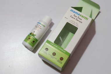 Mama Earth Tea Face Serum for Sivilceler için Beyaz Arkaplanda, Hyderabad Hindistan