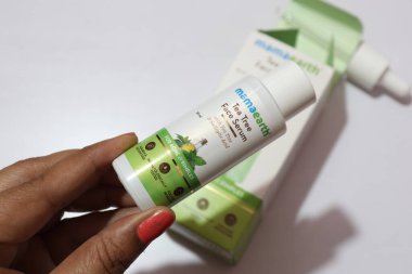 Mama Earth Tea Face Serum for Sivilceler için Beyaz Arkaplanda, Hyderabad Hindistan
