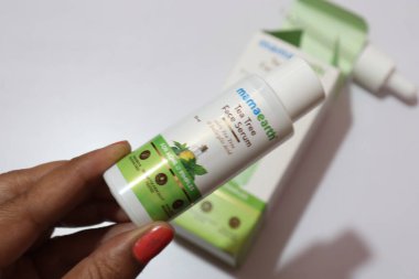 Mama Earth Tea Face Serum for Sivilceler için Beyaz Arkaplanda, Hyderabad Hindistan