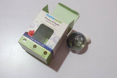 Ana Toprak Gençlik Çiçekleri Serum Beyaz Arkaplanda, Haydarabad Hindistan 'da izole edildi.
