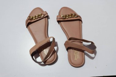 Beyaz arka planda izole bayanlar için düz taban sandalet