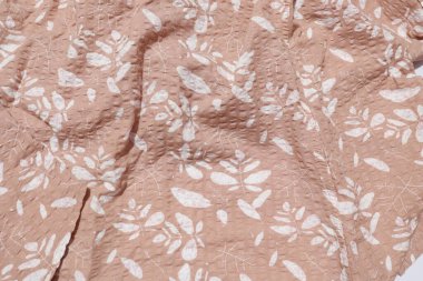 Erkeklerin Pembe Renkli Resmi gömleği beyaz arkaplanda izole edildi