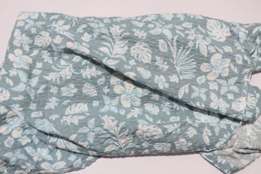 Erkeklerin Mavi Renkli Resmi gömleği beyaz arkaplanda izole edildi