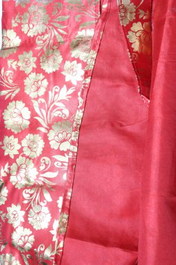 Geleneksel El Yapımı Sari Beyaz Arkaplanda İzole Edildi     