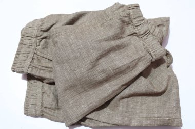 Beyaz arka planda izole edilmiş Ash Colour eşofmanı ya da forma pantolonu.    