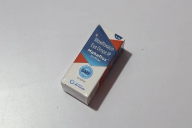Gri arkaplanda Moxifloxacin göz damlası    