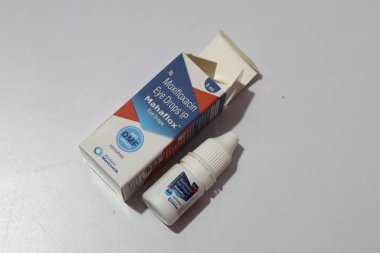 Gri arkaplanda Moxifloxacin göz damlası    