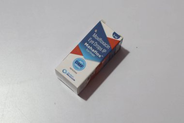 Gri arkaplanda Moxifloxacin göz damlası    