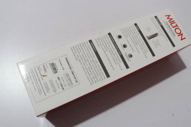 Milton Termosteel Flip Lid Matarası Beyaz Arkaplanda, Haydarabad Hindistan 'da izole edildi.  