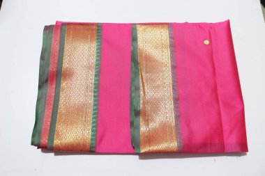 Geleneksel El Yapımı Sari Beyaz Arkaplanda İzole Edildi     