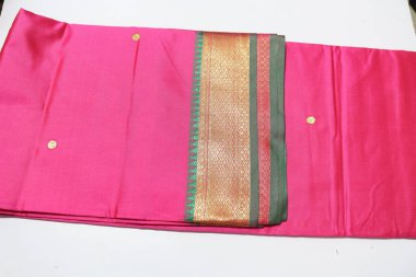 Geleneksel El Yapımı Sari Beyaz Arkaplanda İzole Edildi     