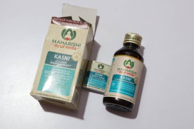 Beyaz Arkaplanda Maharishi Kasni Öksürük Yönetimi, Hyderabad Hindistan       