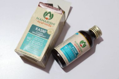 Beyaz Arkaplanda Maharishi Kasni Öksürük Yönetimi, Hyderabad Hindistan       