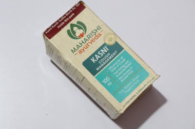 Beyaz Arkaplanda Maharishi Kasni Öksürük Yönetimi, Hyderabad Hindistan       