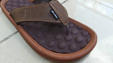 Şık deri ayakkabıların yakın plan görüntüsü.         