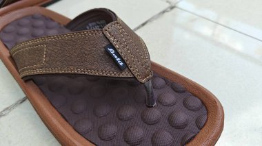 Şık deri ayakkabıların yakın plan görüntüsü.         