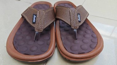 Şık deri ayakkabıların yakın plan görüntüsü.         