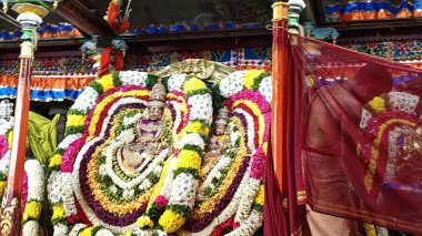 Hindistan 'ın Tamil Nadu kentindeki Thiruvannamalai' de Arunachalesvara Bataklık Tapınağı Karthika Deepam Festivali 'nde çiçek çelengi ile süslenmiş kutsal Hindu tanrısı putu.